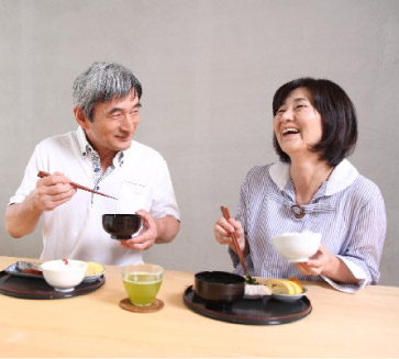 画像：ご飯を食べる夫婦